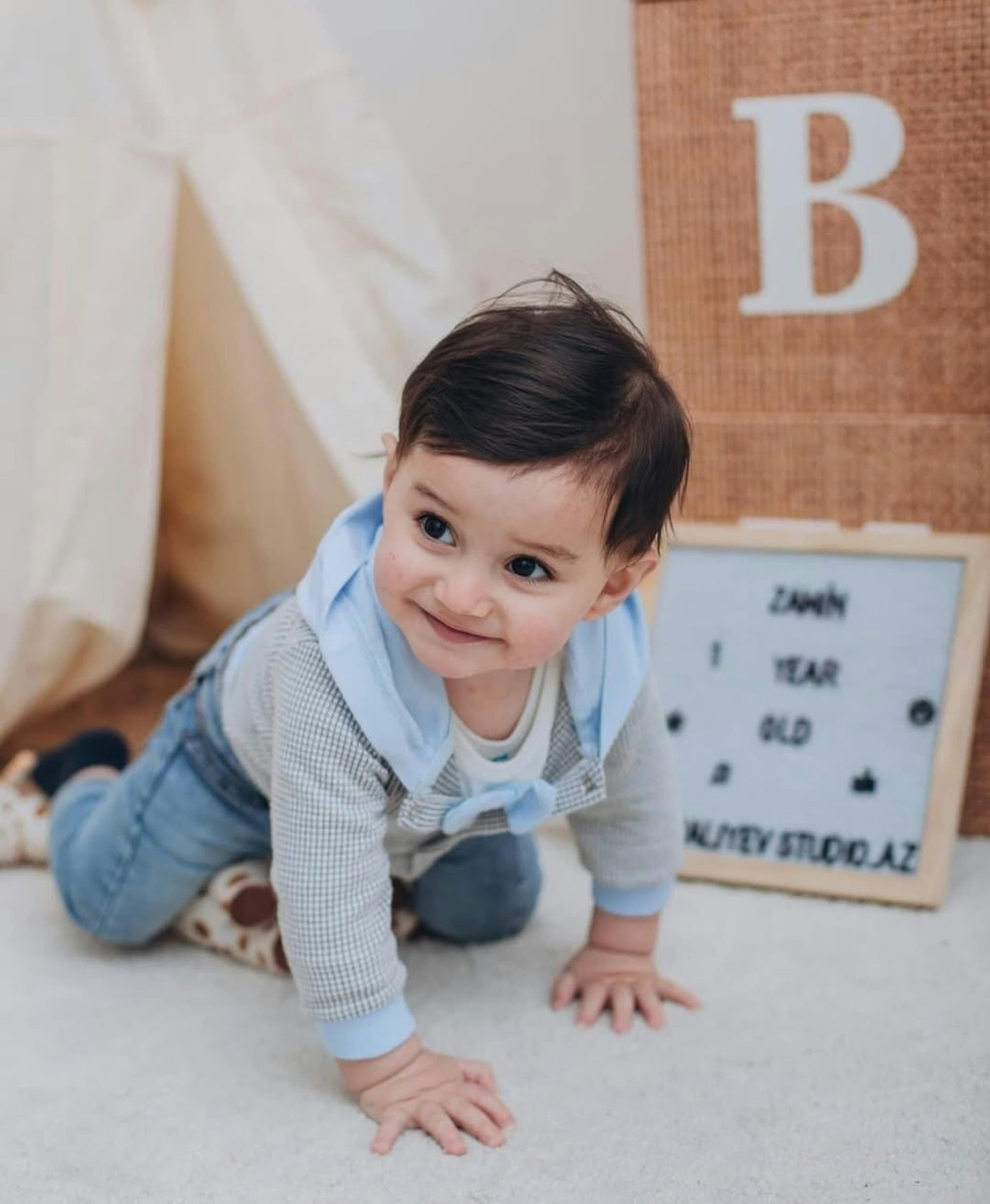 Baby crawling competition